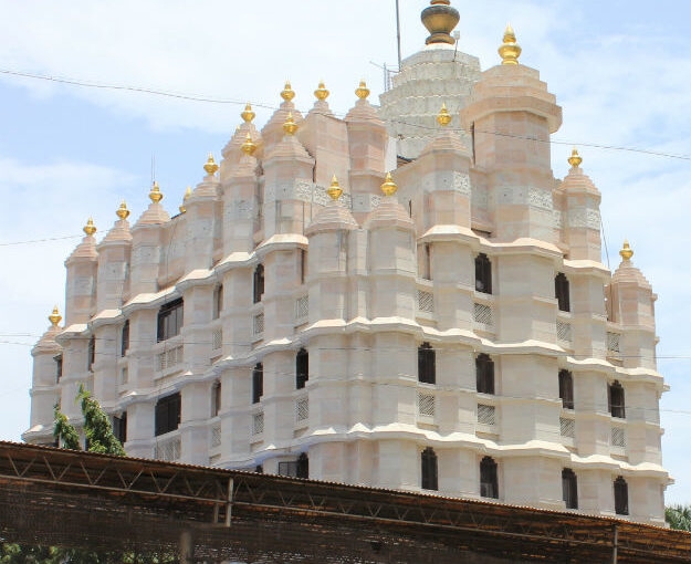 Free Hosted Tour to Siddhivinayak Temple, Mumbai – A Devotional Journey with Travelphilia